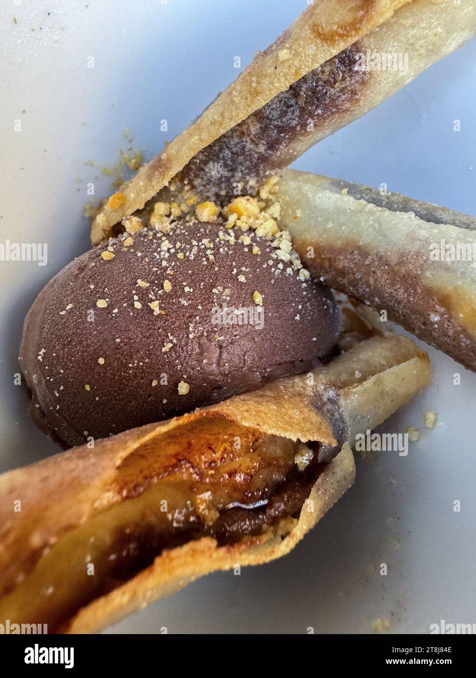 Dessert avec glace au chocolat et banane Banque D'Images
