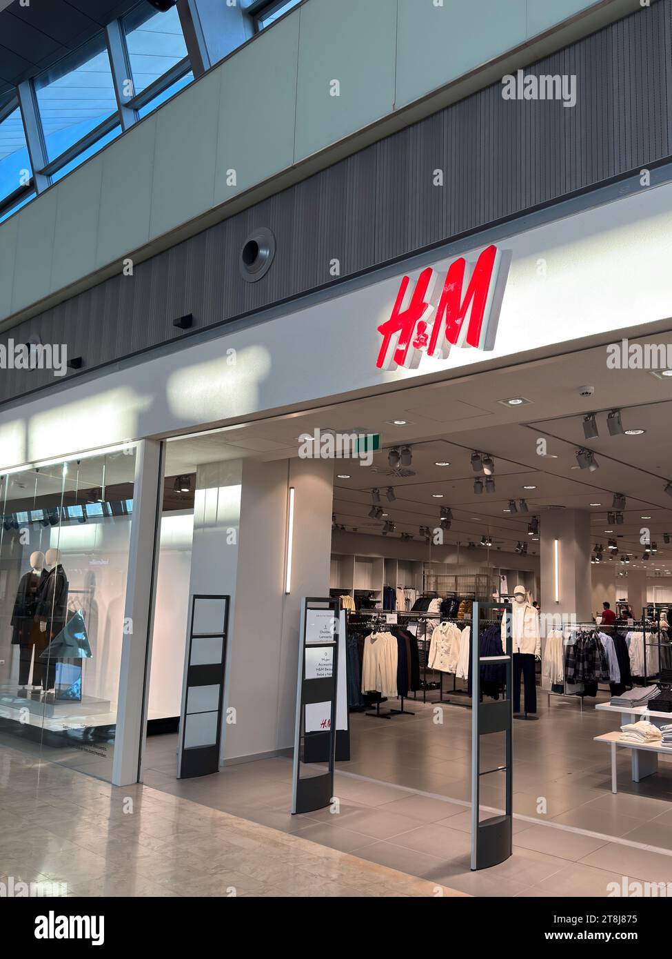 Magasin H&M à Puerto Venecia, centre commercial reconnu basé dans la ville de Saragosse, en Espagne. Banque D'Images