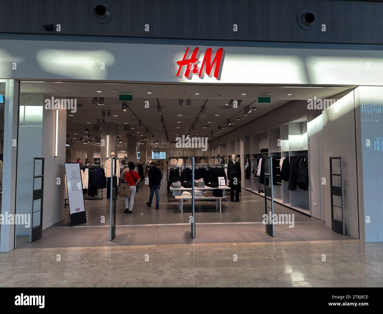 Magasin H&M à Puerto Venecia, centre commercial reconnu basé dans la ville de Saragosse, en Espagne. Banque D'Images
