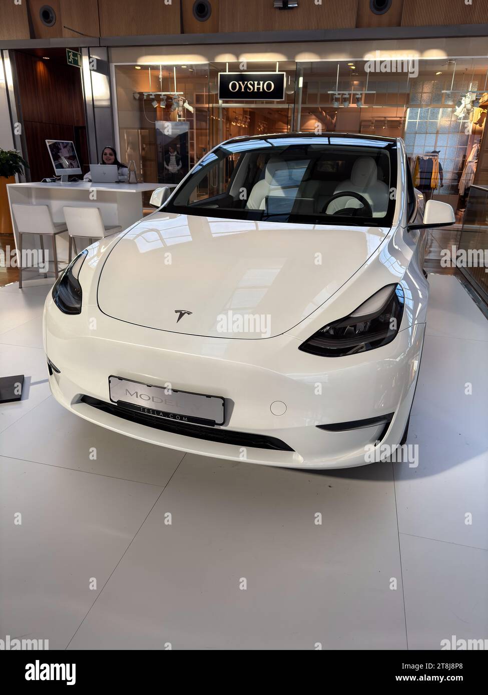 Tesla Model y a exposé à Puerto Venecia, un centre commercial reconnu basé dans la ville de Saragosse, en Espagne. Banque D'Images