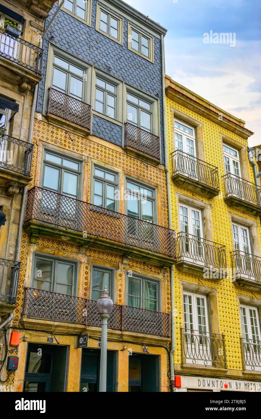 Porto, Portugal, 2023, façade d'ancien immeuble résidentiel Banque D'Images