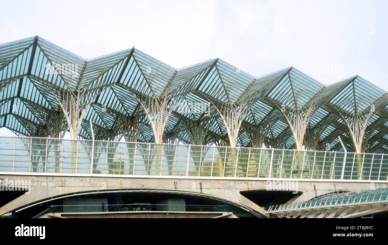 LISBONNE, PORTUGAL, Architiecture de la gare Oriente par Santiago Calatrava. Temps ou jour couvert pluvieux Banque D'Images
