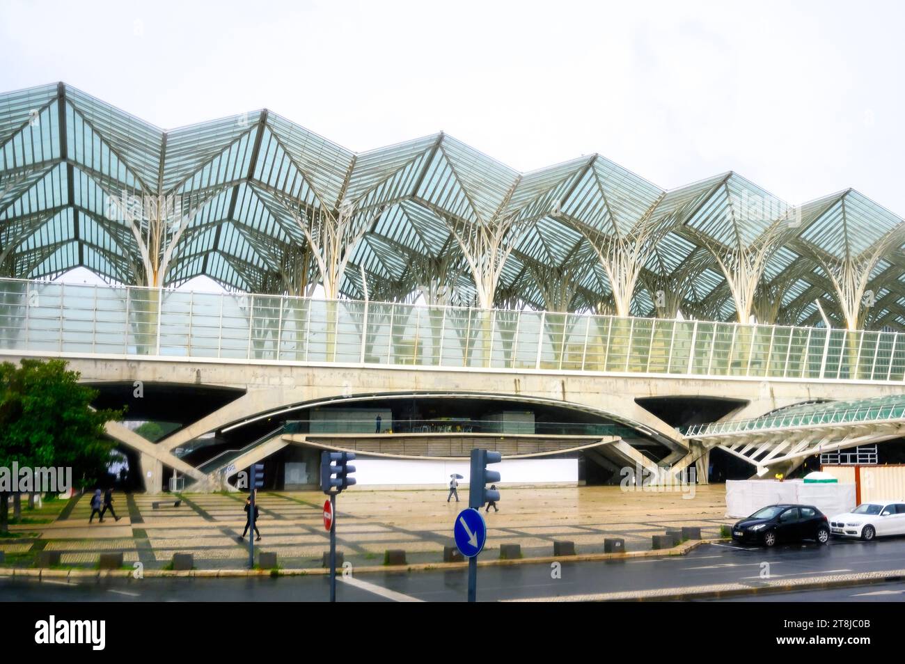 LISBONNE, PORTUGAL, Architiecture de la gare Oriente par Santiago Calatrava. Temps ou jour couvert pluvieux Banque D'Images