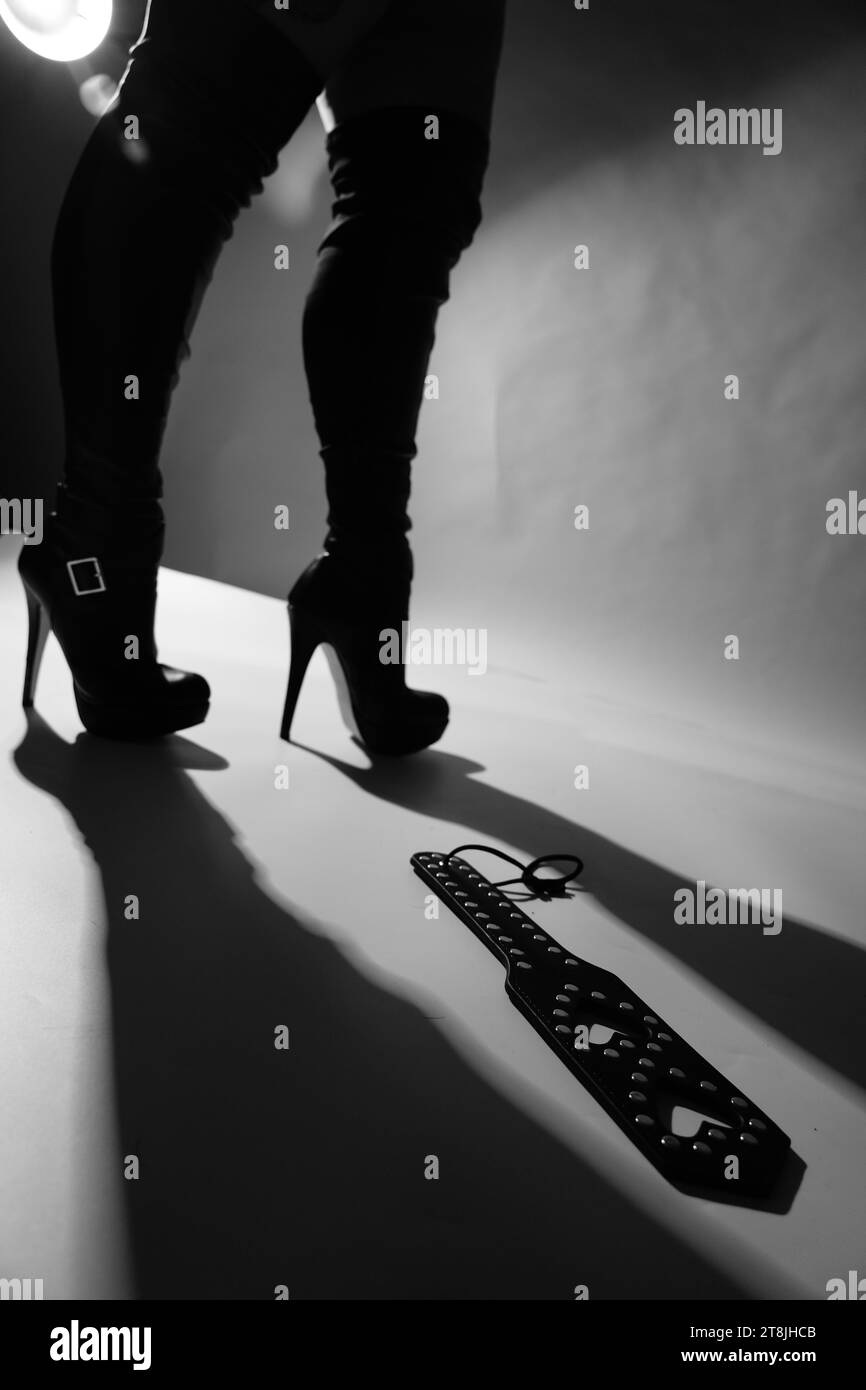 Sexy dame en talons hauts lingerie jambes modèle studio photo. Banque D'Images