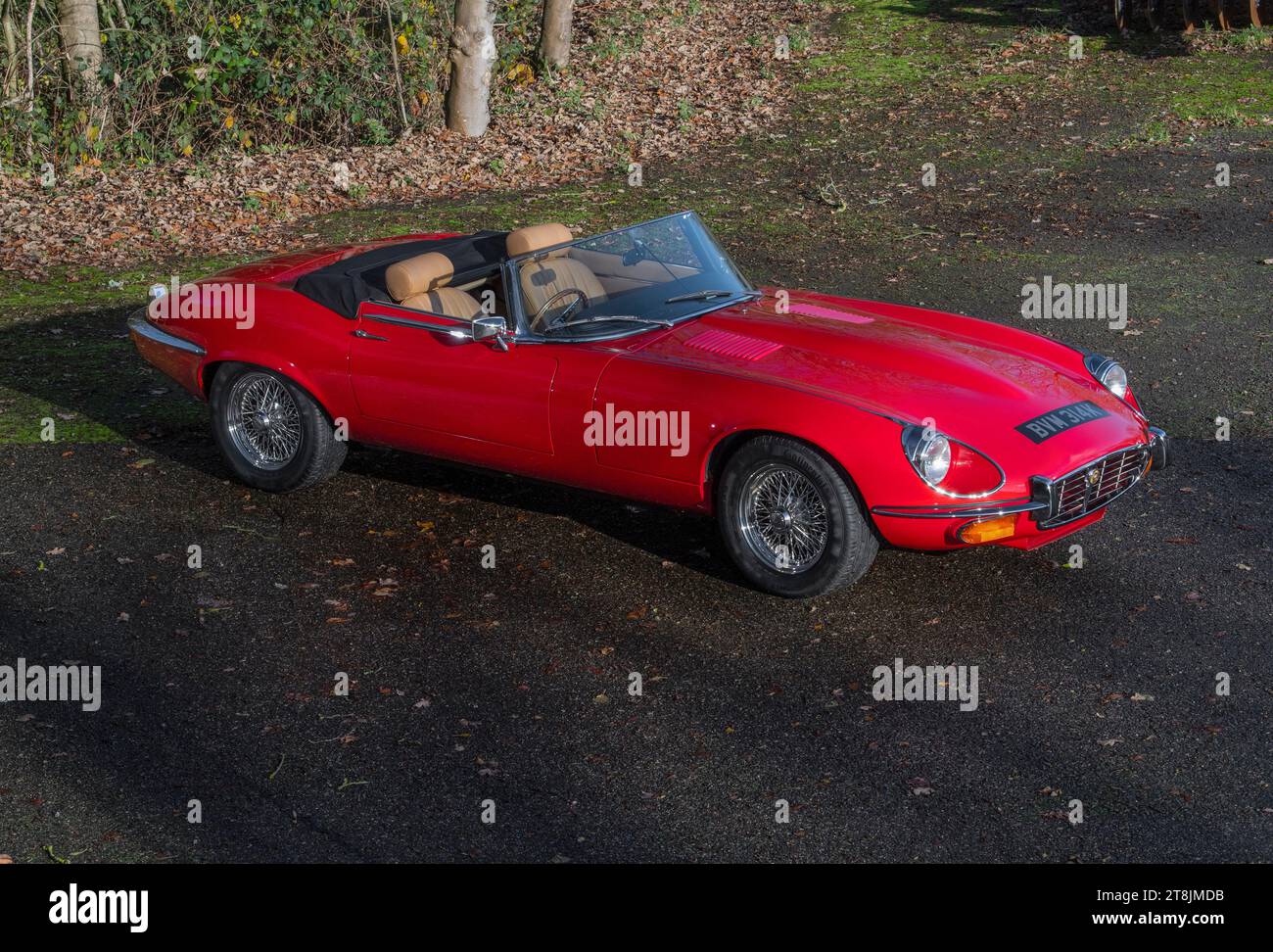 !973 Jaguar E Type Series 3 V12 Classic British Sport car en rouge et jaune Banque D'Images