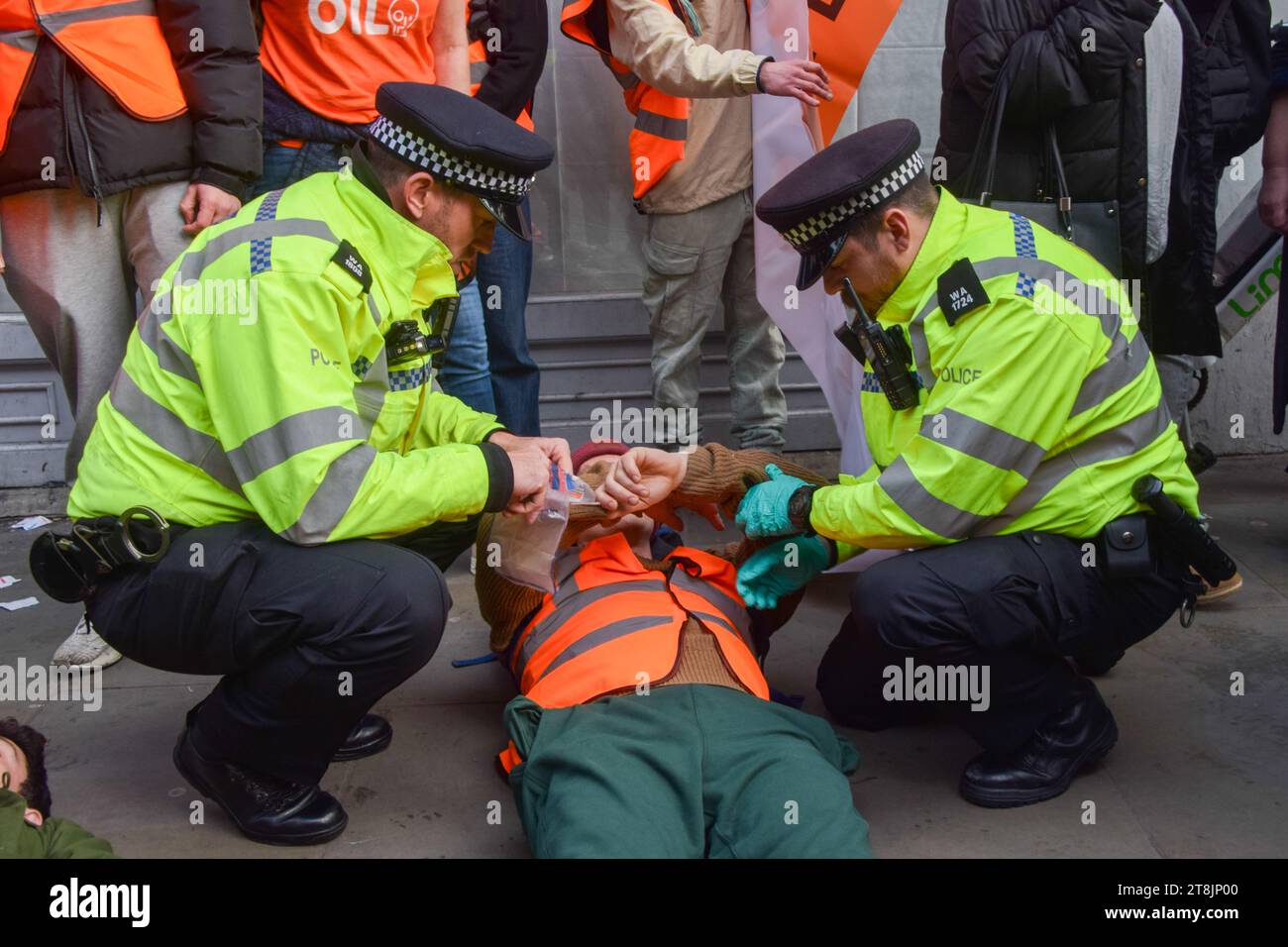 Londres, Royaume-Uni. 20 novembre 2023. Des policiers arrêtent des militants de Just Stop Oil à Whitehall, près de Trafalgar Square, quelques minutes après le début de leur marche, alors que le groupe d'action pour le climat poursuit ses manifestations contre les nouvelles licences d'exploitation des combustibles fossiles. Crédit : Vuk Valcic/Alamy Live News Banque D'Images