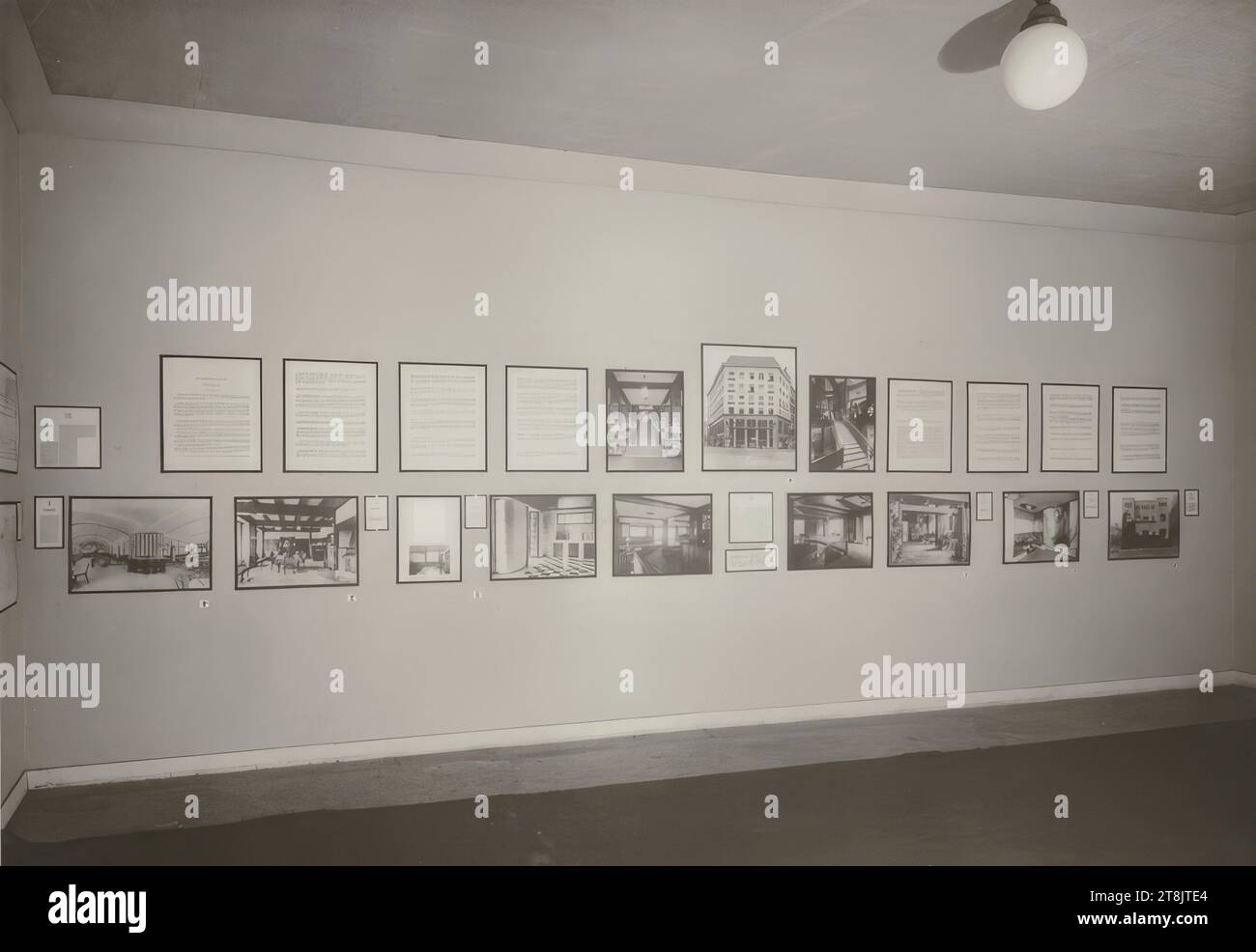 Vue de l'exposition de Vienne sur le 60e anniversaire de Loos, 1930, photographie, argent gélatine, papier photo : 17 × 23,5 cm, 6 11/16 × 9 1/4 po., verso : 'Martin Gerlach photographe Vienne, VII, Autriche Banque D'Images