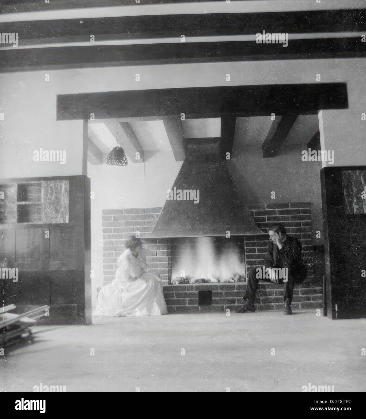 Appartement Adolf Loos, Vienne I., Bösendorferstraße, anciennement Giselastraße, 3/5. Stock, Adolf et Lina Loos dans la niche de la cheminée, Anonyme, 1903, photographie, papier copie gélatine argentée, albumine mate?, sur support carton, papier photo : 8,5 × 8,2 cm, 3 3/8 × 3 1/4 po, carton, verso : '1906', stylo copie, barré, '1903', '42', 'Wohn. Loos', '72', 'redresser', '13,5 HIGH', '165%', 'appartement Loos', tout crayon, Autriche Banque D'Images