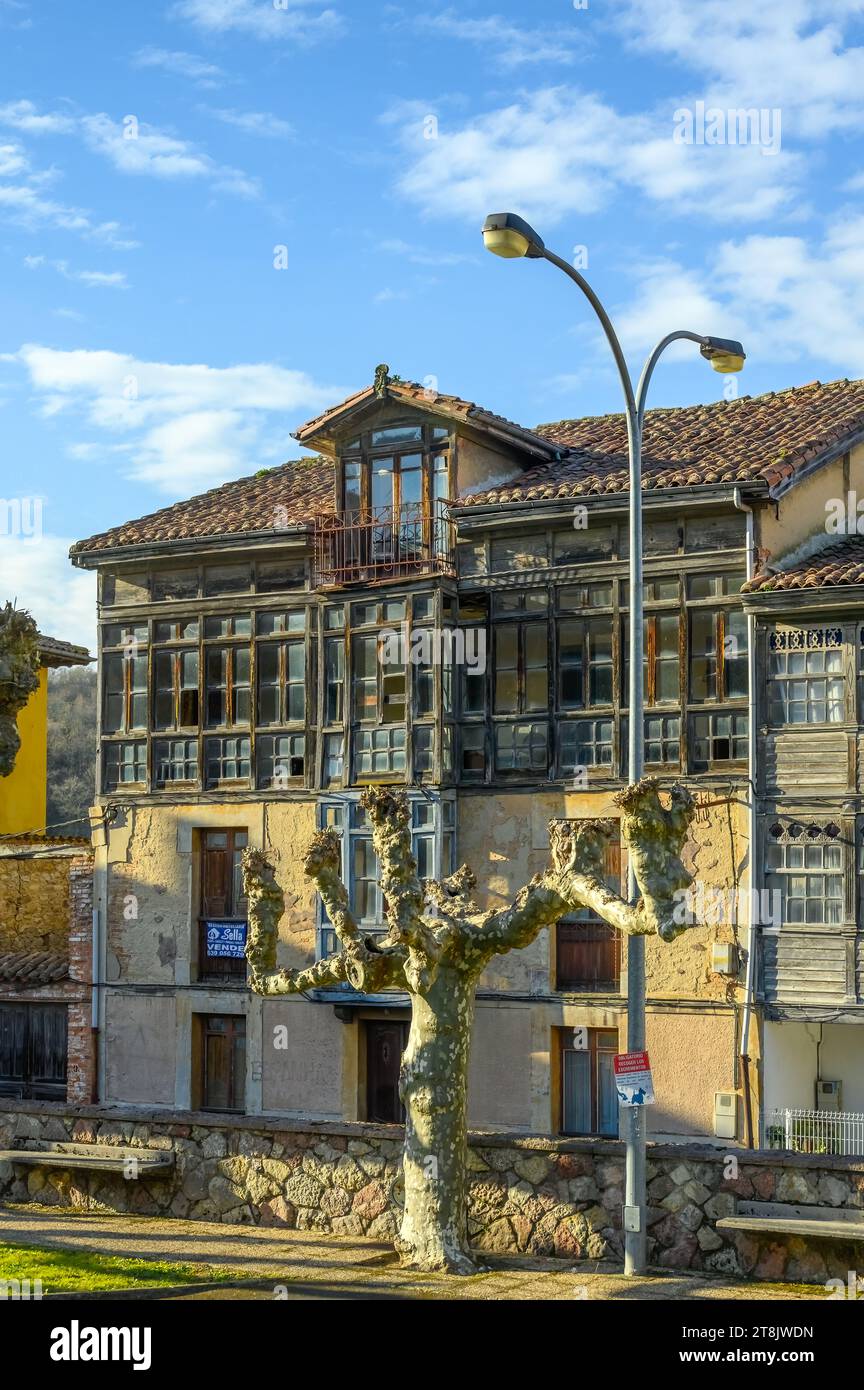 OVIEDO, ASTURIES, ESPAGNE, bâtiments résidentiels dans une petite ville rurale ou un village Banque D'Images