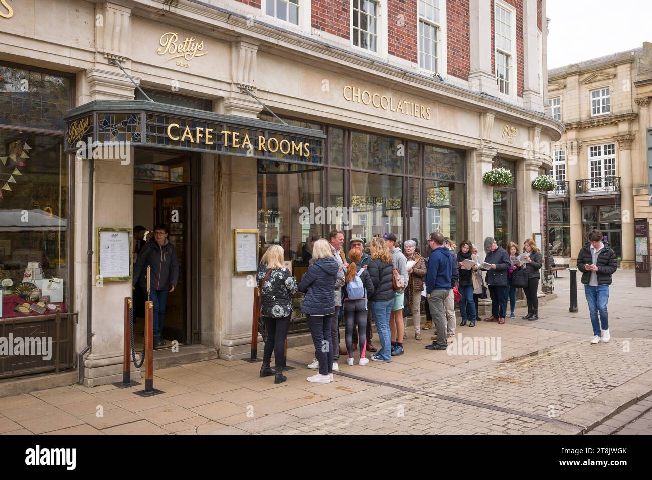 YORK, Royaume-Uni - 19 avril 2023. Les gens font la queue devant Bettys Tea Rooms, un célèbre café à York, au Royaume-Uni Banque D'Images