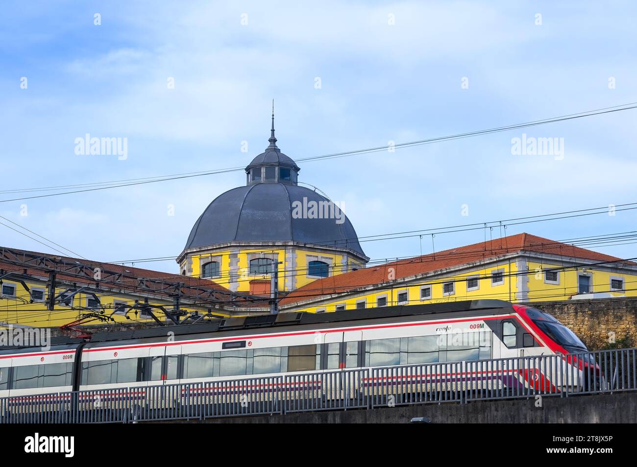 Oviedo, Espagne, 2023 : train se déplaçant par un dôme bâtiment d'architecture ancienne Banque D'Images