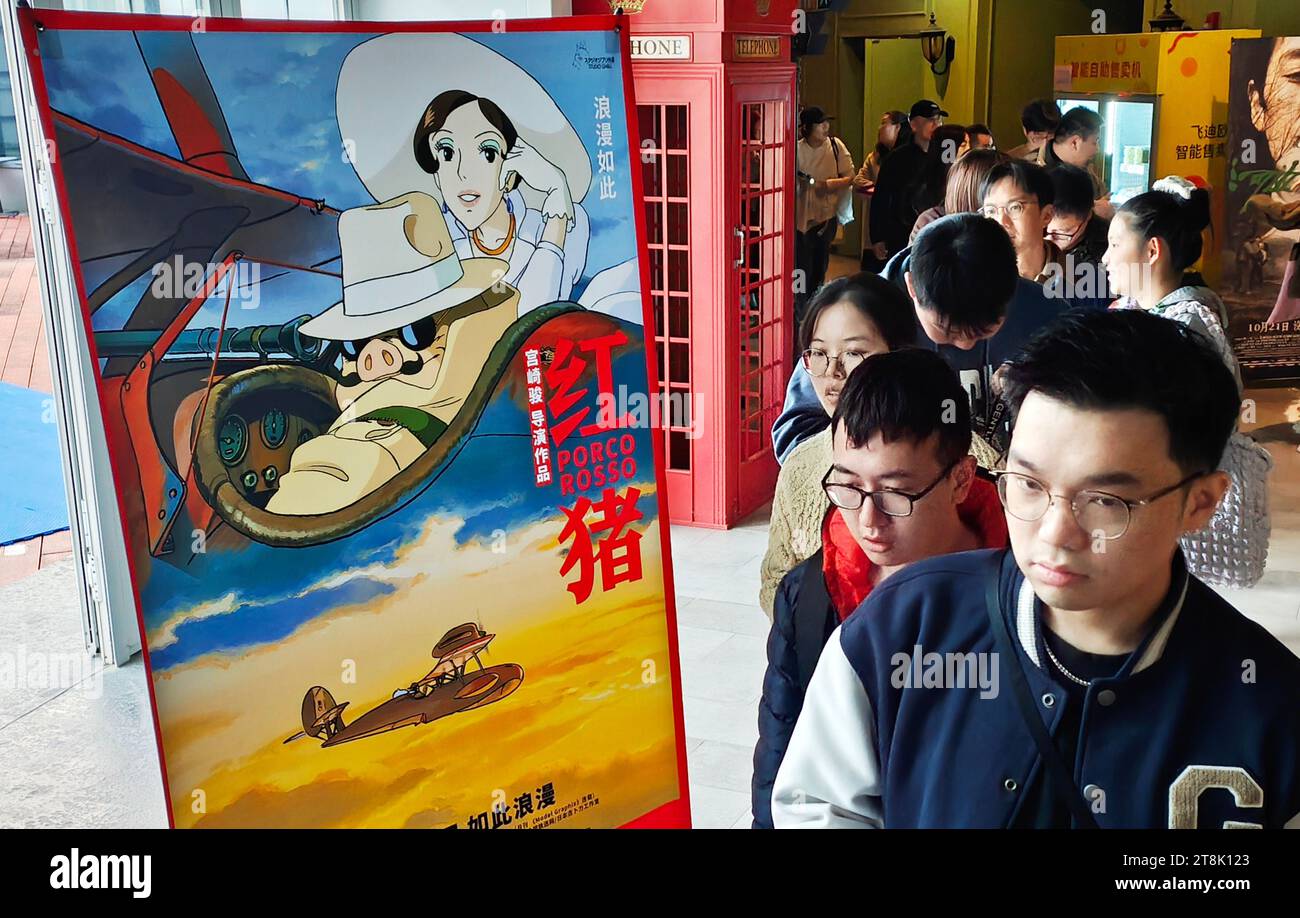 SHANGHAI, CHINE - 19 NOVEMBRE 2023 - les gens passent une affiche de l'animation classique Crimson Pig réalisé par le maître d'anime japonais Miyazaki Hayao à A. Banque D'Images