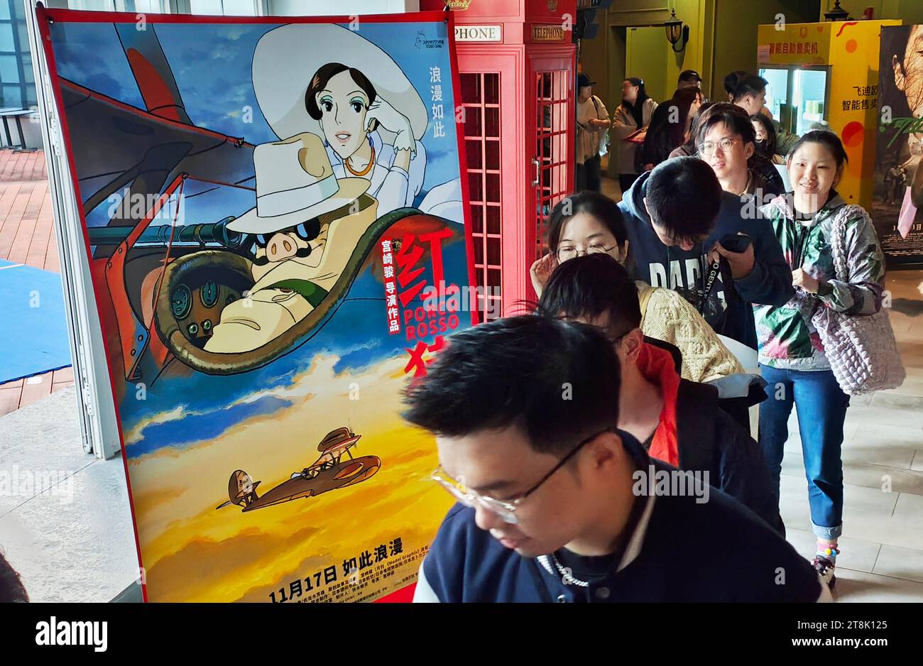 SHANGHAI, CHINE - 19 NOVEMBRE 2023 - les gens passent une affiche de l'animation classique Crimson Pig réalisé par le maître d'anime japonais Miyazaki Hayao à A. Banque D'Images