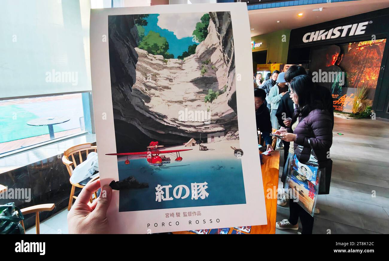 SHANGHAI, CHINE - 19 NOVEMBRE 2023 - les gens passent une affiche de l'animation classique Crimson Pig réalisé par le maître d'anime japonais Miyazaki Hayao à A. Banque D'Images