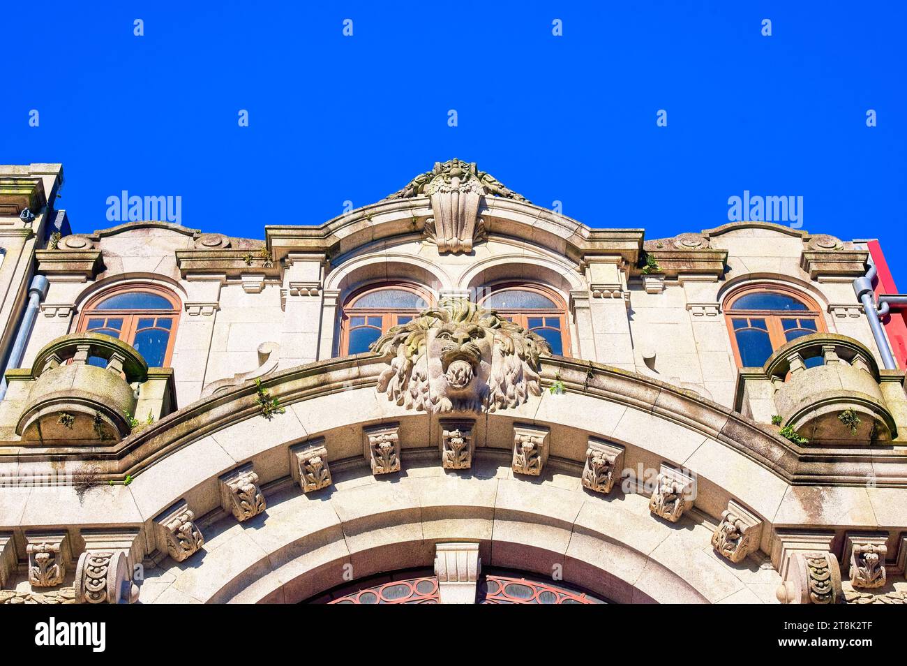 Sculpture de tête de lion dans la façade d'un bâtiment ancien, Porto, Portugal Banque D'Images