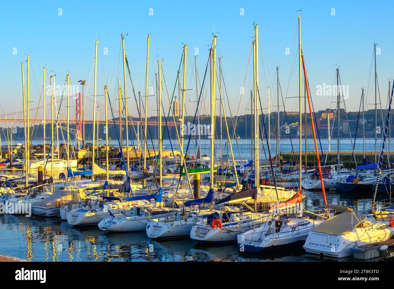 LISBONNE, PORTUGAL, marina dans le quartier du front de mer Banque D'Images