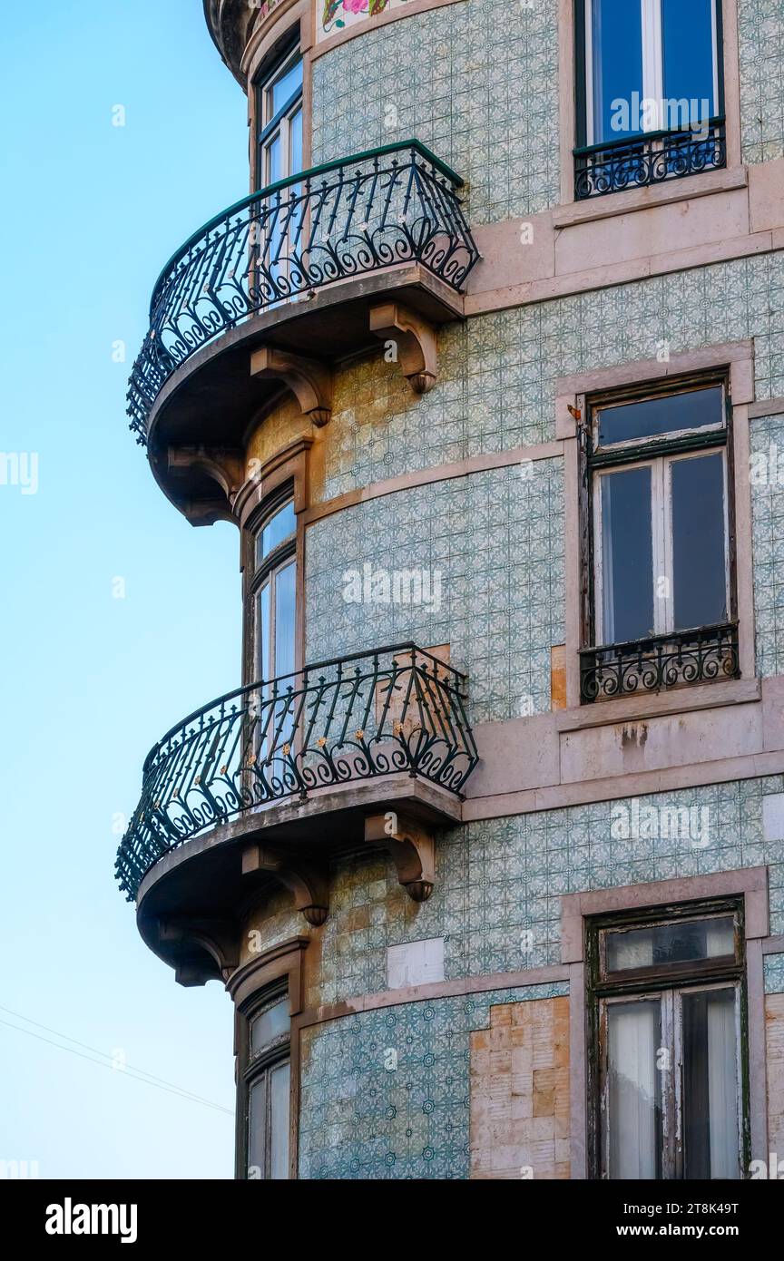 LISBONNE, PORTUGAL, balcon dans le bâtiment de façade en tuiles Banque D'Images