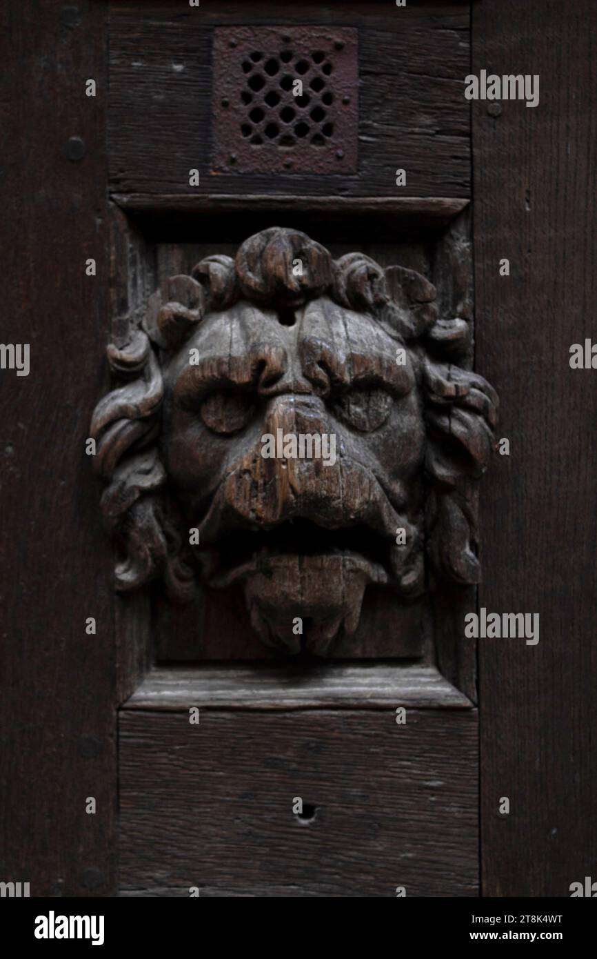 Visage d'un lion sculpté sur une porte dans le quartier médiéval de Rouen, Normandie France Banque D'Images