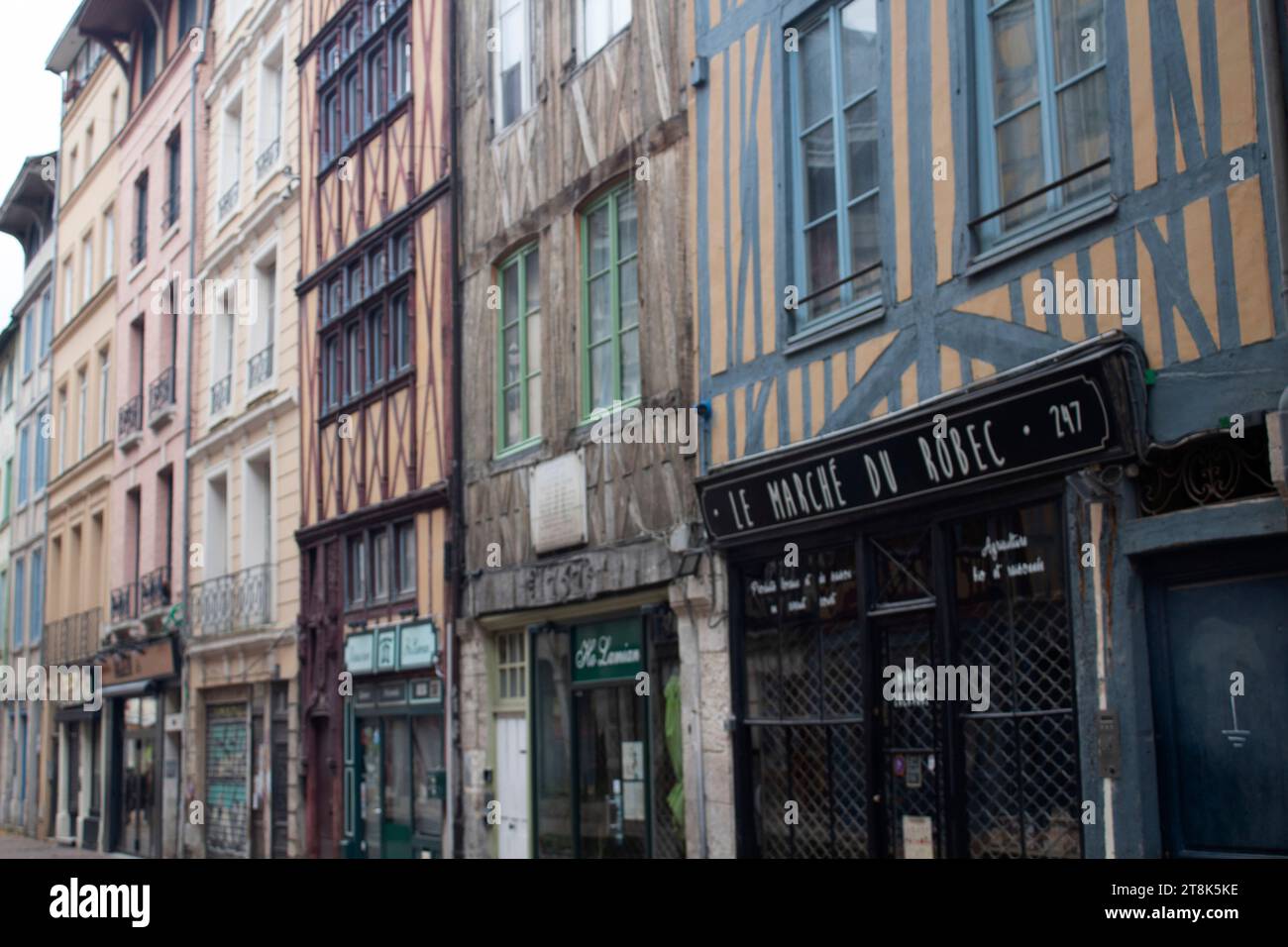 Rues pavées médiévales restaurées et bâtiments à colombages à Rouen Normandie, France Banque D'Images