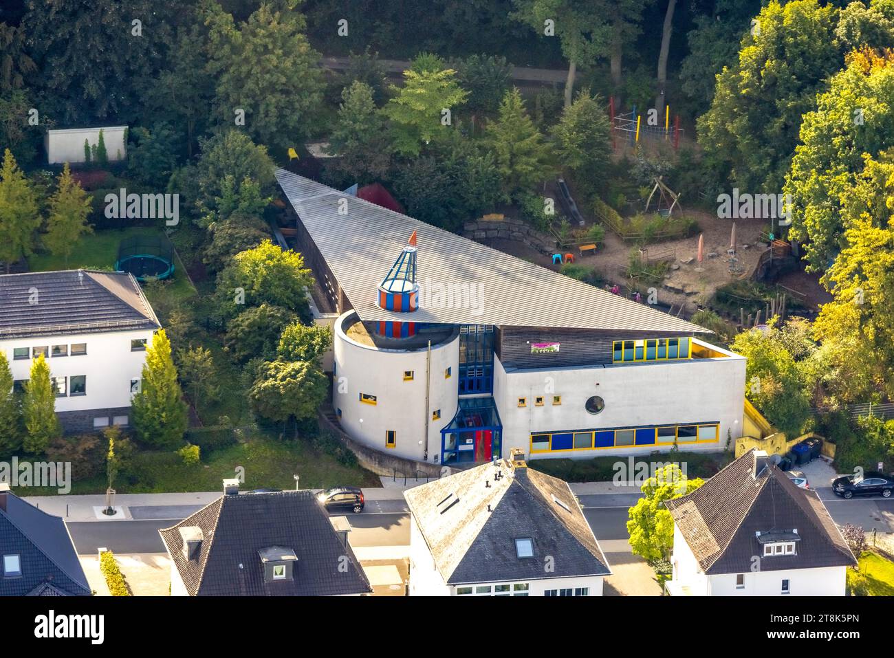 Vue aérienne, jardin d'enfants municipal de Zipfelmütze, toit triangulaire à auvent, Neheim, Arnsberg, Sauerland, Rhénanie du Nord-Westphalie, Allemagne Banque D'Images