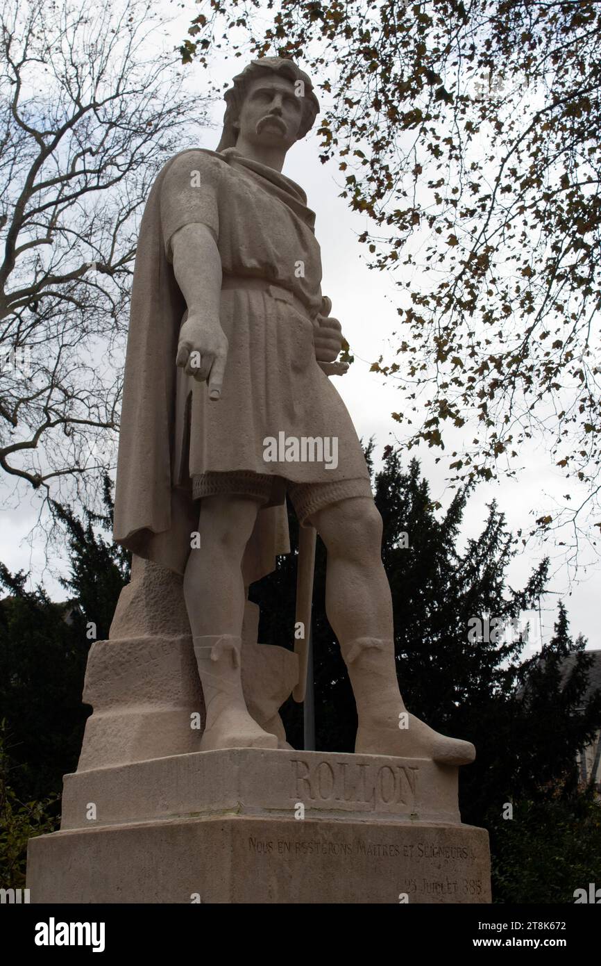Statue de Rollo. Le Viking qui, en tant que comte de Rouen, devint le premier souverain de Normandie Abbaye de Saint Ouen Jardins de l'église Rouen Normandie France Banque D'Images