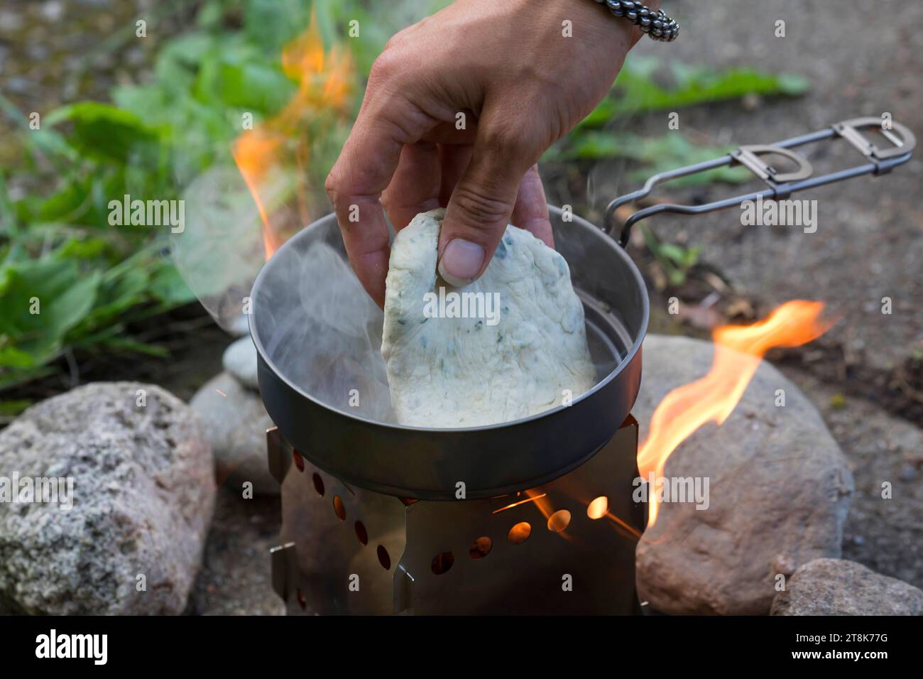fabrication de bannock, est cuit sur feu ouvert, la pâte à pain est formée et cuite dans une casserole sur un cuiseur de camp, photo de série 5/5 Banque D'Images