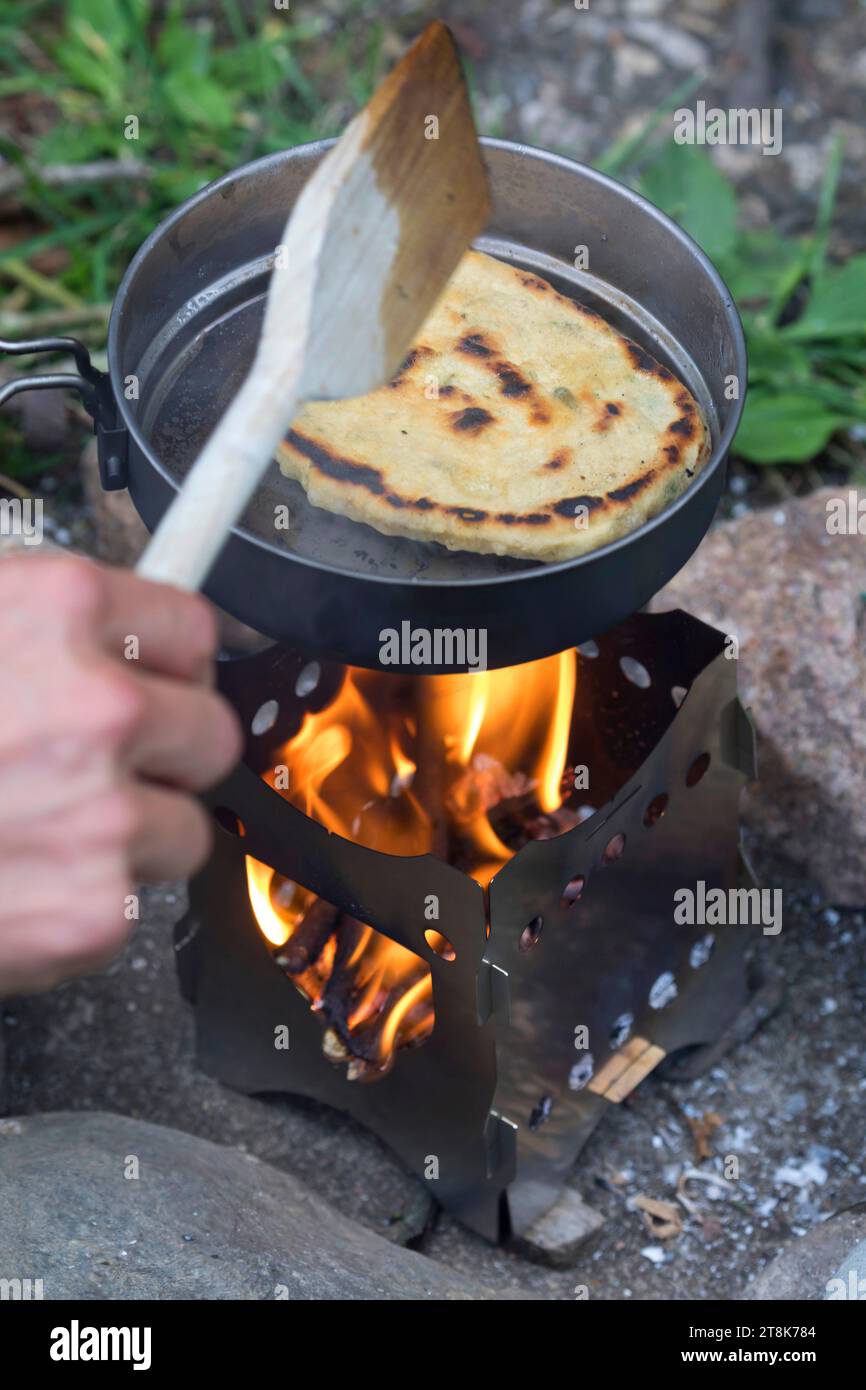 fabrication de bannock, est cuit sur feu ouvert, la pâte à pain est formée et cuite dans une casserole sur un cuiseur de camp, photo de série 5/5 Banque D'Images