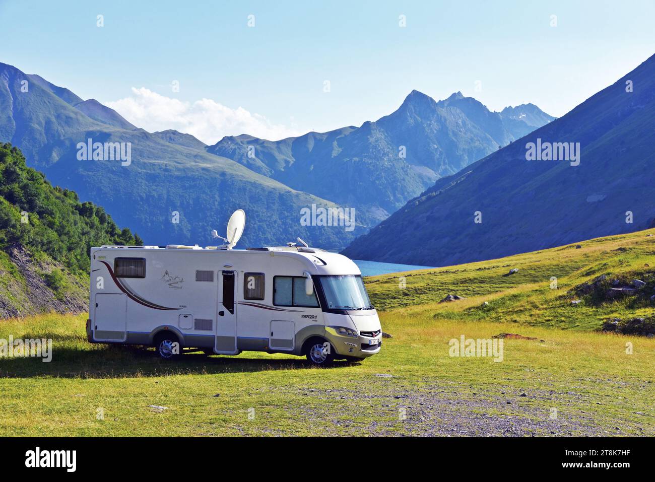 Véhicule récréatif au Lac blanc, Alpes en arrière-plan, France, Savoie, vallée de la Maurienne, Saint-Colomban-des-Villards Banque D'Images