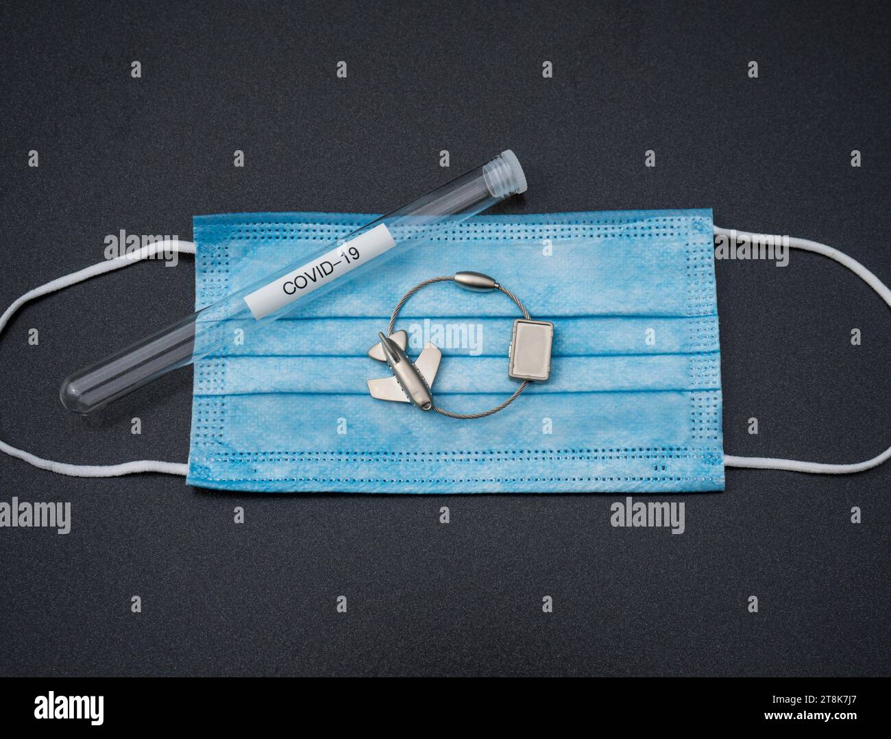 Masque facial, tubule d'essai et étiquette de bagage avec avion, voyage de vol dans des conditions de Corona Banque D'Images