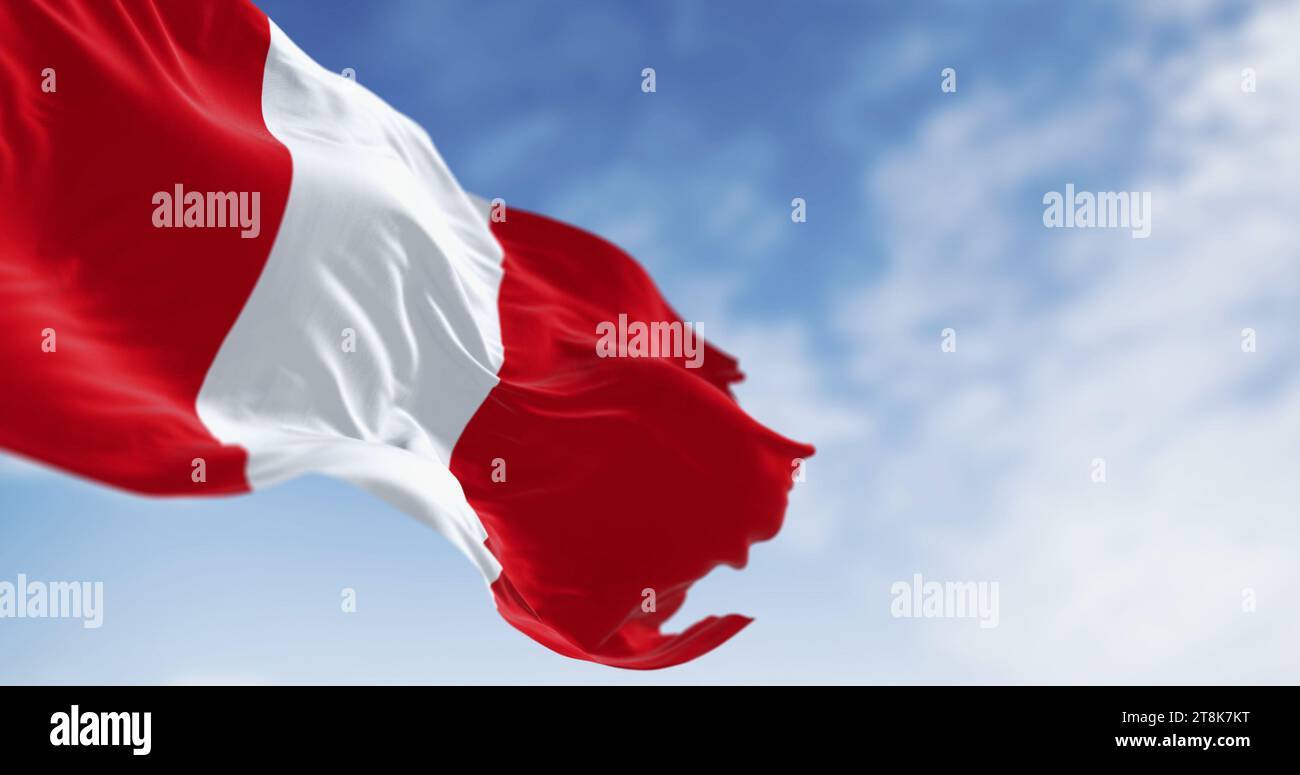 Deux Bandes Rouges Drapeau national du Pérou agitant dans le vent par temps clair. Tri ...