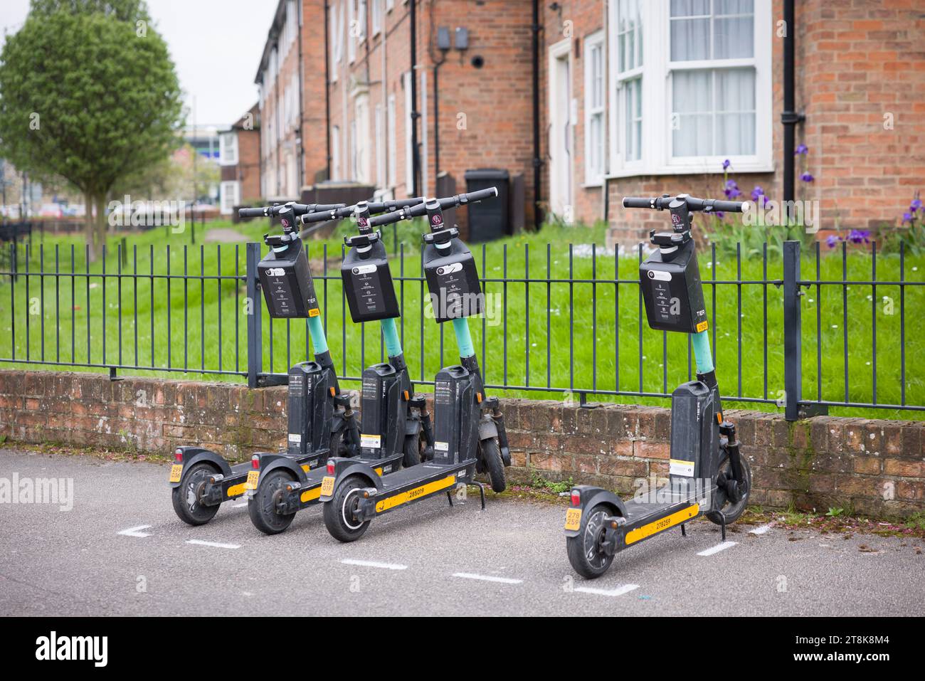 YORK, Royaume-Uni - 17 avril 2023. Rangée de scooters électriques de location (e-scooter) garés dans une rue de la ville de York, Royaume-Uni Banque D'Images
