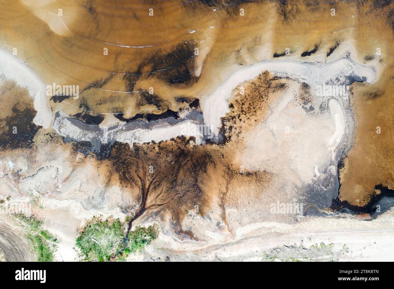 Delta d'une rivulette et structures de rive sous l'eau sur le rivage de la mer Baltique, vue aérienne, Uppsala, Skutskaer Banque D'Images