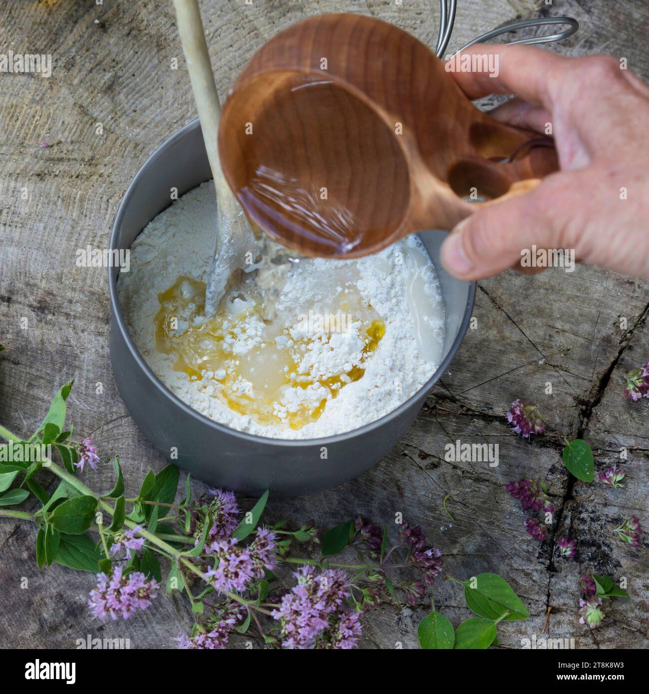 fabrication de bannock, est cuit sur feu ouvert, de l'eau est ajoutée, image de série 3/5 Banque D'Images
