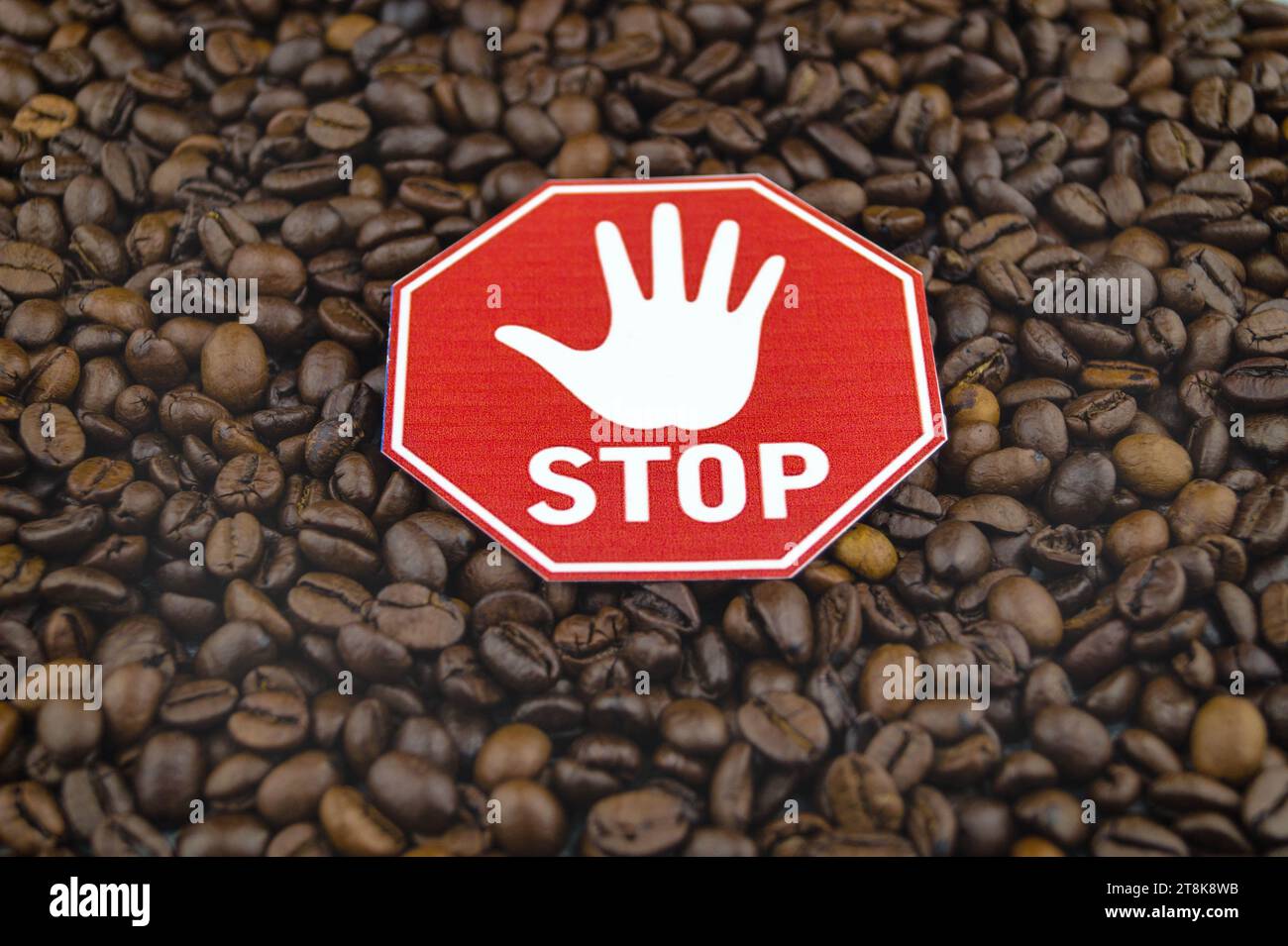 grains de café torréfiés avec signe stop Banque D'Images