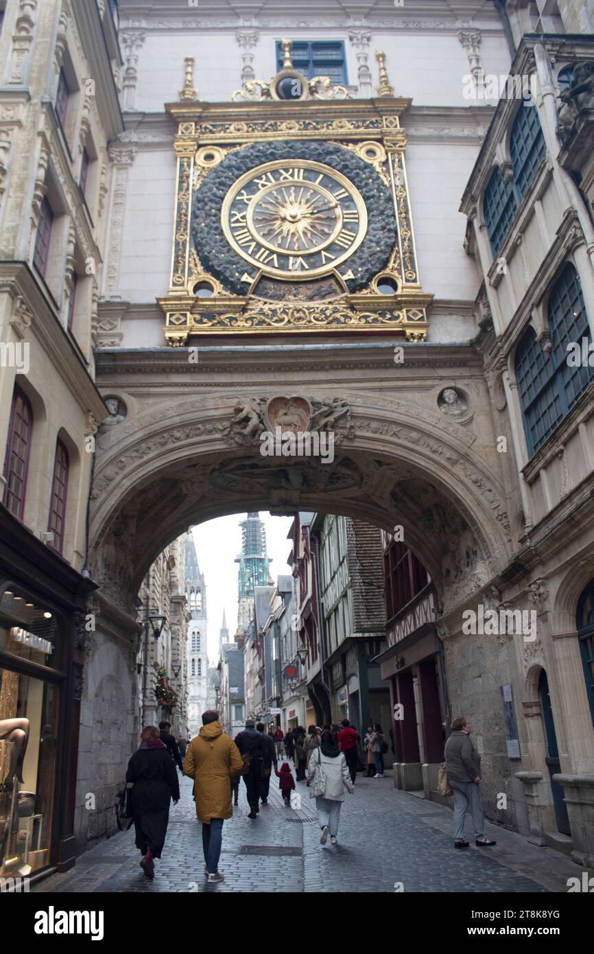 Le gros-horloge - Grande-horloge - une horloge astronomique du 14e siècle dans un arc Renaissance traversant la rue du gros-horloge Rouen, Normandie France Banque D'Images
