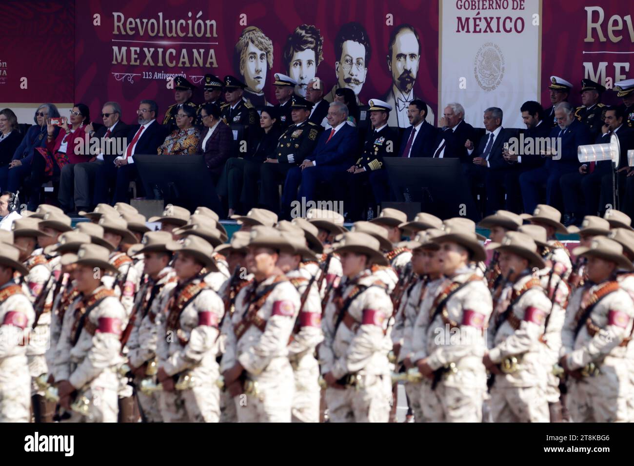 Mexico, Mexique. 20 novembre 2023. 20 novembre 2023, Mexico, Mexique : le président du Mexique, Andres Manuel Lopez Obrador, préside la Parade militaire civique pour le 113e anniversaire du début de la Révolution mexicaine sur la place Zocalo à Mexico. Le 20 novembre 2023 à Mexico, Mexique (photo de Luis Barron/Eyepix Group/Sipa USA). Crédit : SIPA USA/Alamy Live News Banque D'Images