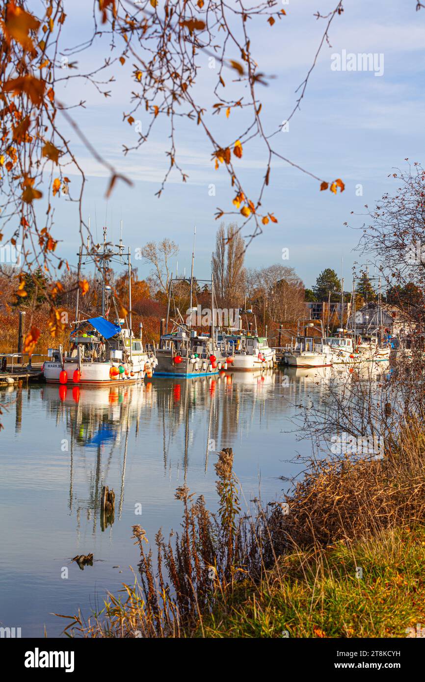 Petits bateaux de pêche amarrés à Scotch Pond Steveston Colombie-Britannique Canada Banque D'Images