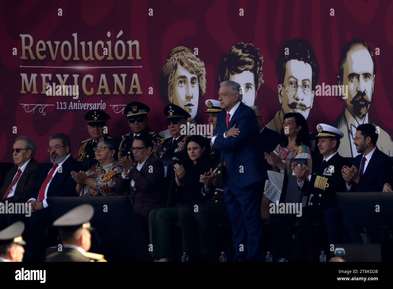 Mexico, Mexique. 20 novembre 2023. Le président du Mexique, Andres Manuel Lopez Obrador, préside la Parade militaire civique pour le 113e anniversaire du début de la Révolution mexicaine sur la place Zocalo à Mexico. Le 20 novembre 2023 à Mexico, Mexique (crédit image : © Luis Barron/eyepix via ZUMA Press Wire) USAGE ÉDITORIAL SEULEMENT! Non destiné à UN USAGE commercial ! Crédit : ZUMA Press, Inc./Alamy Live News Banque D'Images