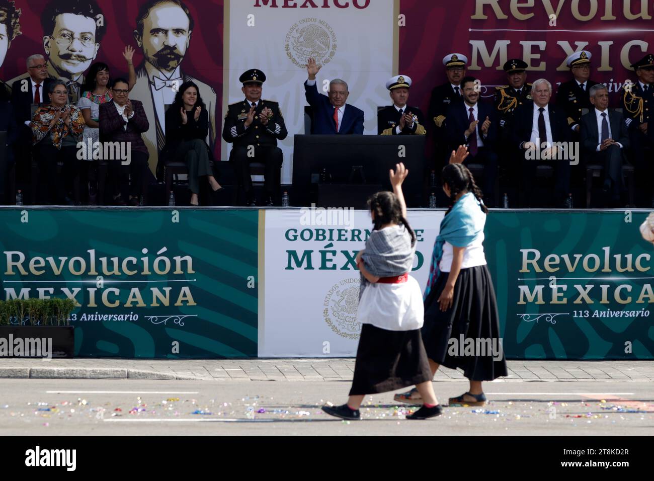 Mexico, Mexique. 20 novembre 2023. Le président du Mexique, Andres Manuel Lopez Obrador, préside la Parade militaire civique pour le 113e anniversaire du début de la Révolution mexicaine sur la place Zocalo à Mexico. Le 20 novembre 2023 à Mexico, Mexique (crédit image : © Luis Barron/eyepix via ZUMA Press Wire) USAGE ÉDITORIAL SEULEMENT! Non destiné à UN USAGE commercial ! Crédit : ZUMA Press, Inc./Alamy Live News Banque D'Images