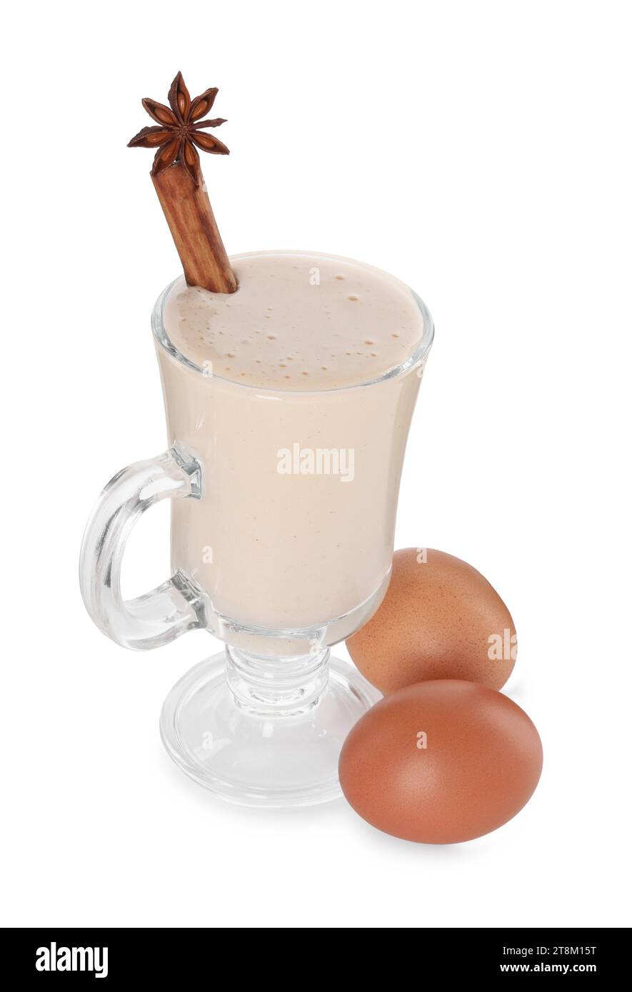 Délicieux lait de poule avec des épices et des œufs isolés sur blanc Banque D'Images