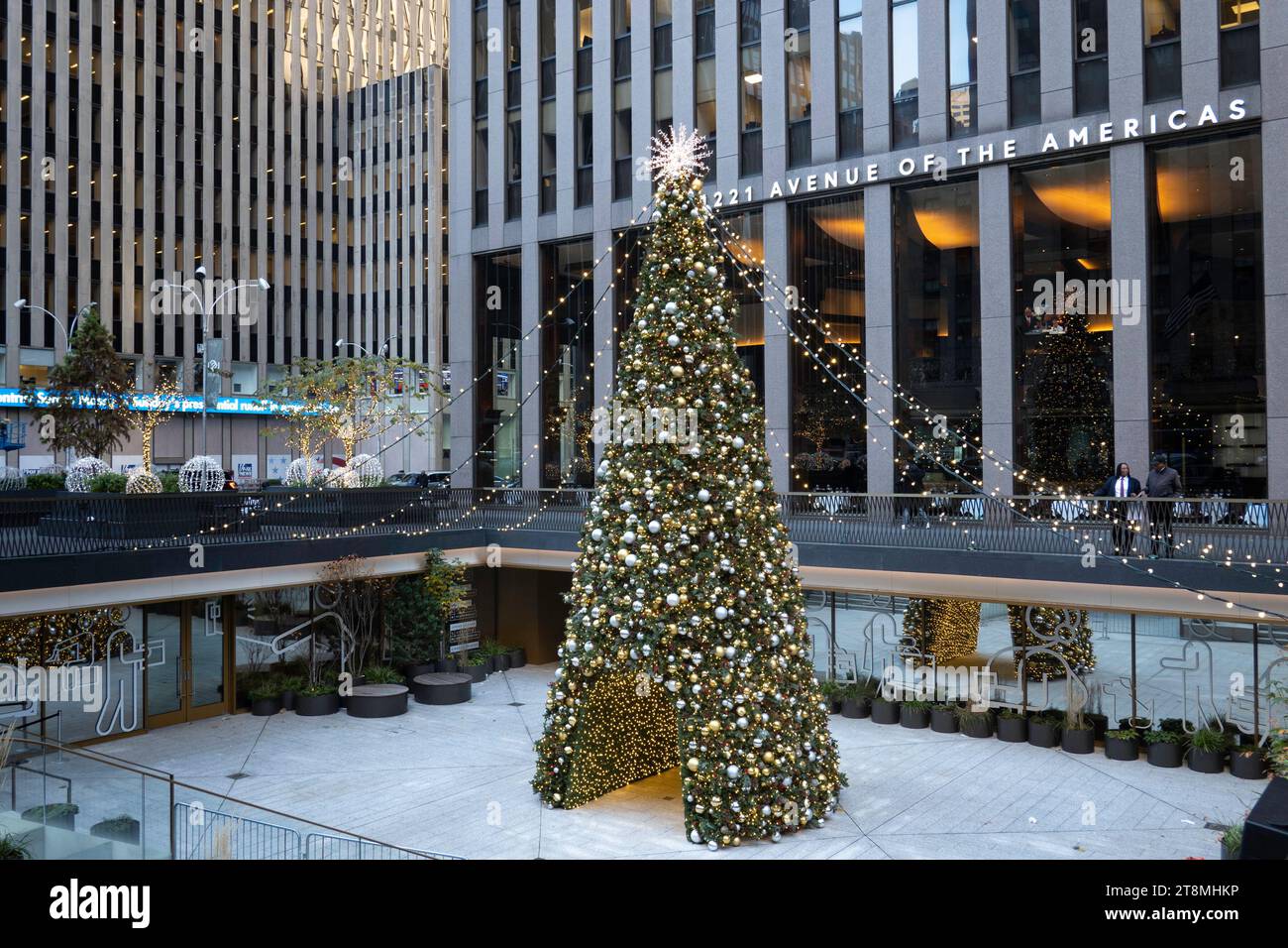 Avenue of the Americas pendant la saison des fêtes présente des lumières de Noël festives, 2023, New York City, États-Unis Banque D'Images