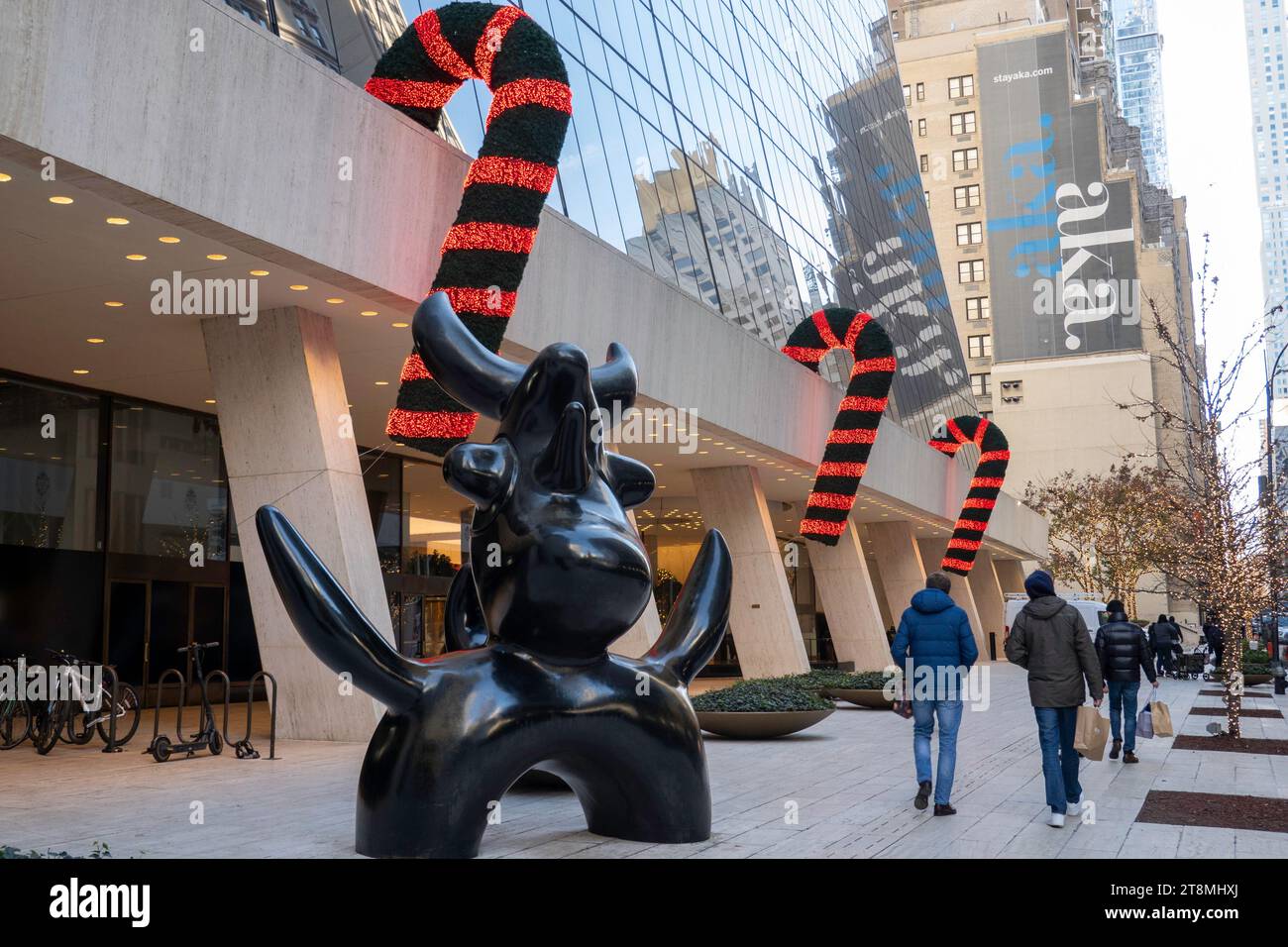 Joan Miro's Moonbird Sculpture avec le Solow Building décoré de vacances en arrière-plan, New York 2022 Banque D'Images