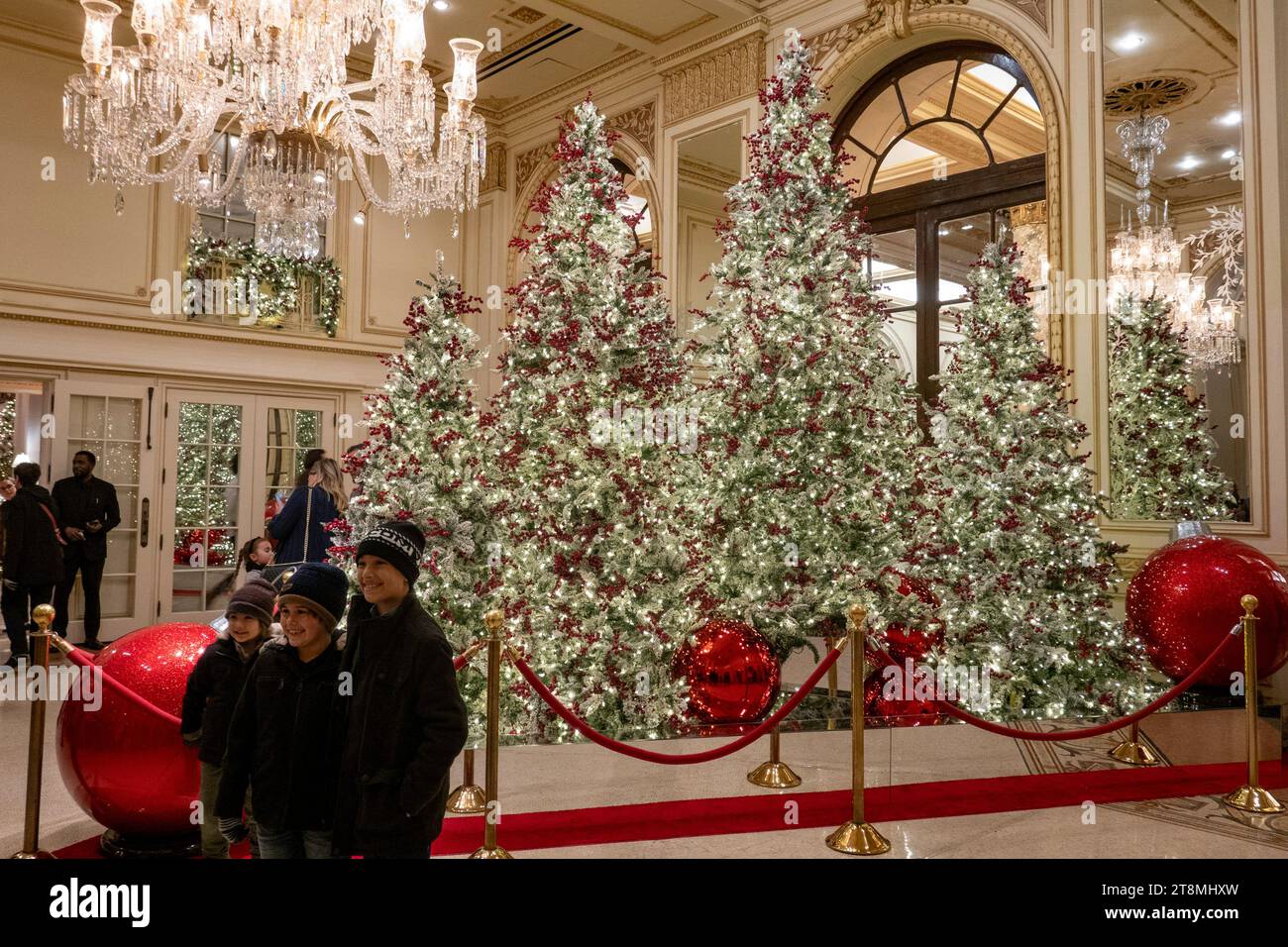 Des décorations de vacances élaborées dans le hall de l'hôtel Plaza attirent de nombreux touristes pendant la saison des fêtes, 2023, New York City, USA Banque D'Images