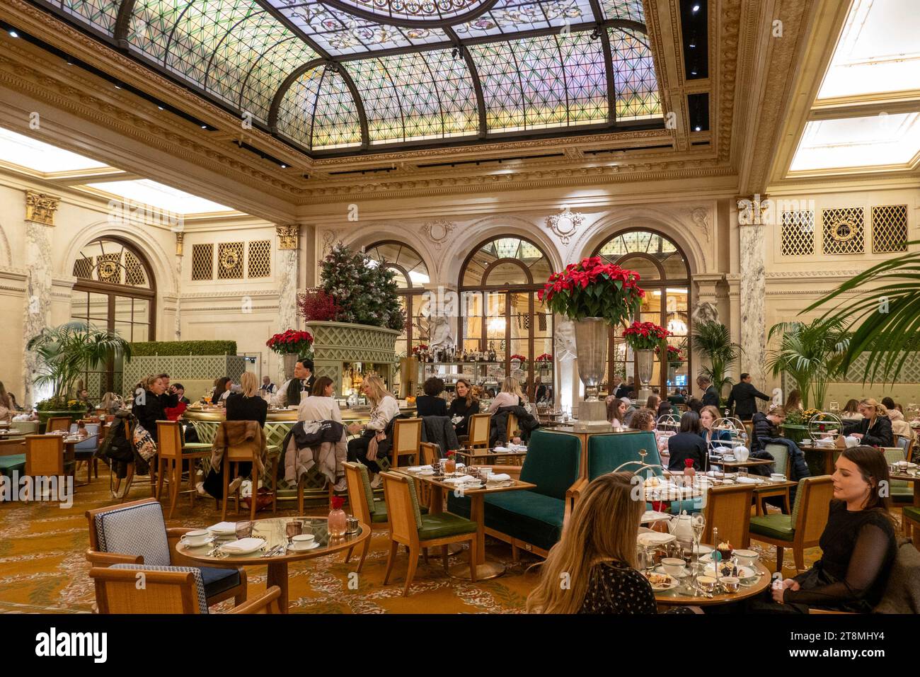 Le Palm court situé au cœur de l'hôtel Plaza dispose d'un service de thé haut de gamme, 2023, New York City, États-Unis Banque D'Images