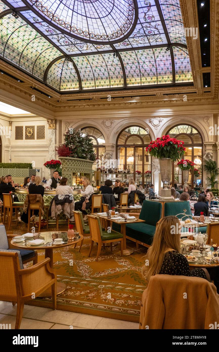 The Palm court situé au cœur de Plaza, l'hôtel propose un service de thé haut de gamme, 2023, New York City, USA Banque D'Images