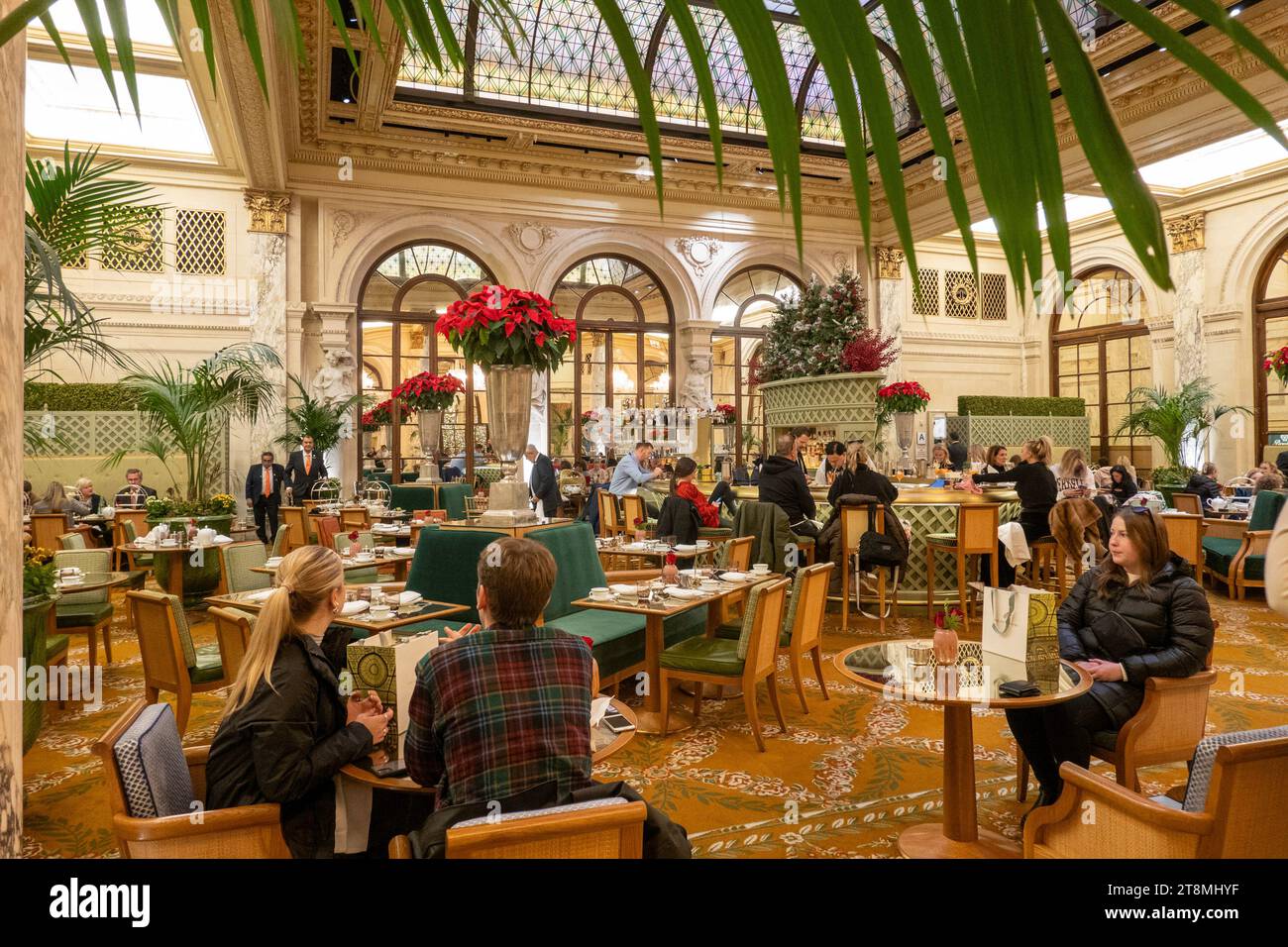 The Palm court situé au cœur de Plaza, l'hôtel propose un service de thé haut de gamme, 2023, New York City, USA Banque D'Images