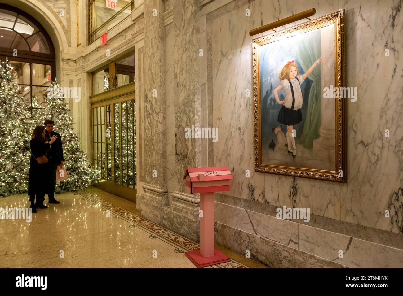 Un portrait et une boîte aux lettres pour le personnage fictif, Eloise, sont mis en évidence à l'intérieur de l'hôtel Plaza, 2023, New York, États-Unis. Banque D'Images