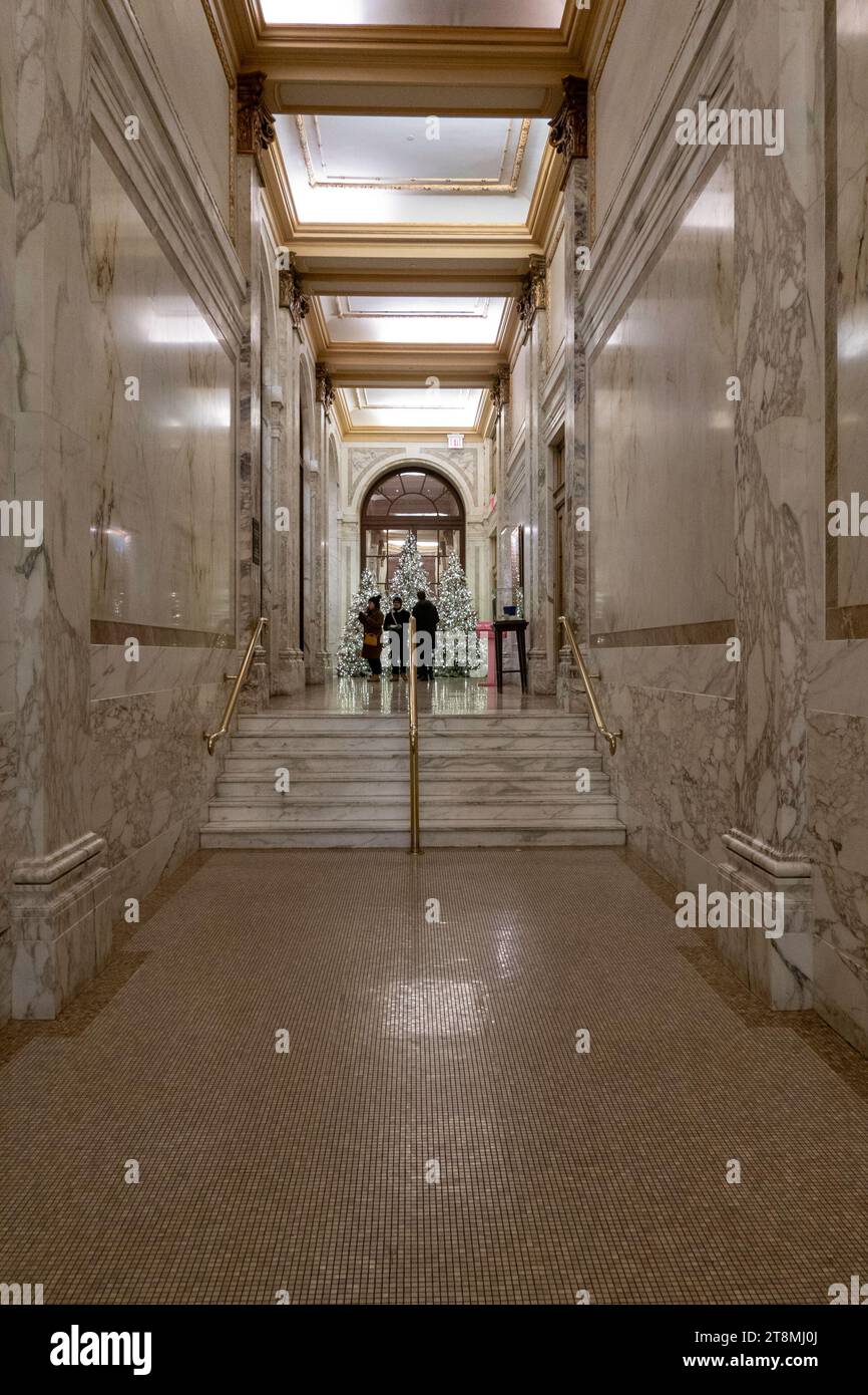 Un escalier majestueux en marbre et un couloir avec des décorations de vacances à l'intérieur de l'hôtel Plaza, 2023, New York, États-Unis Banque D'Images