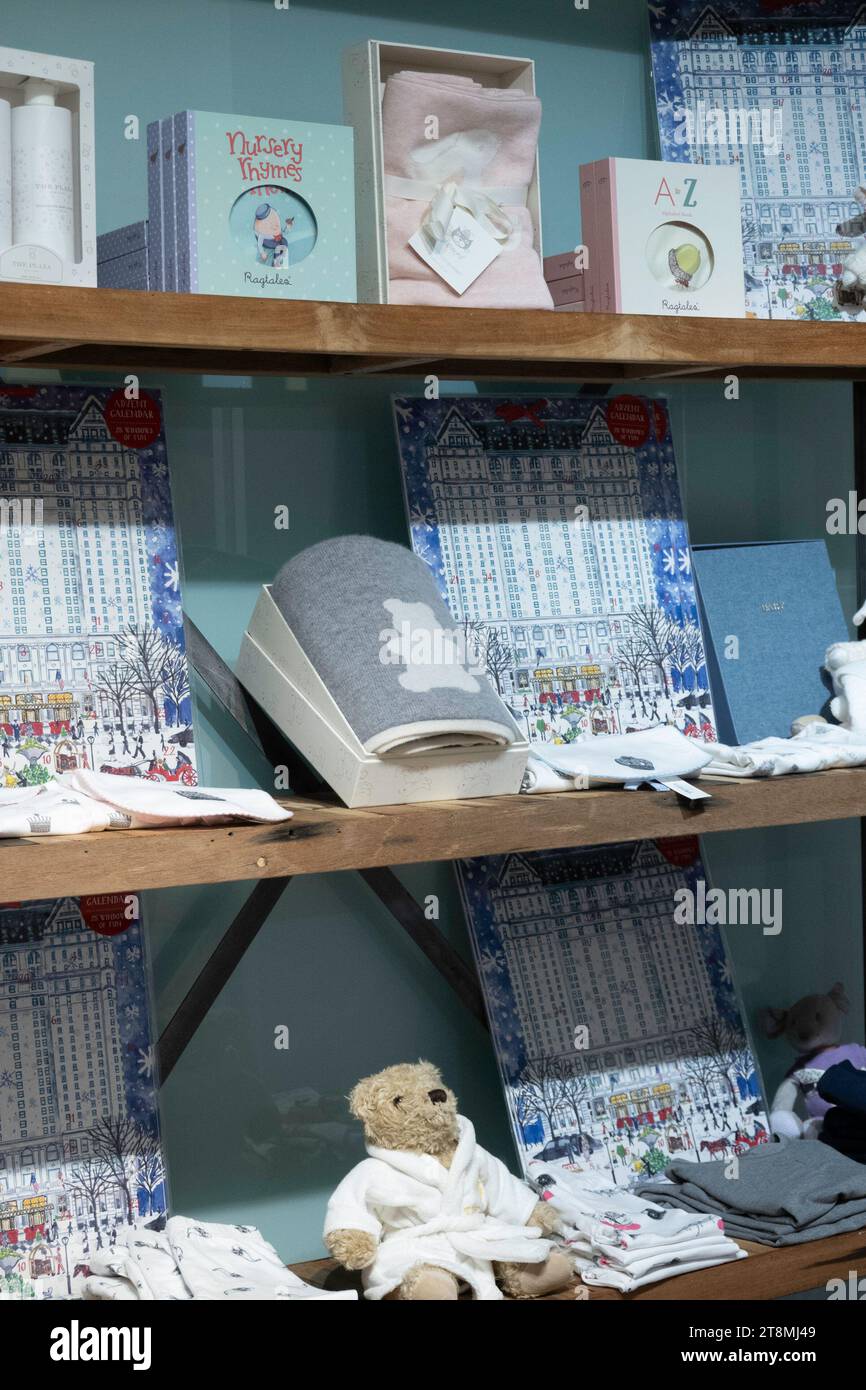 Eloise à la boutique Plaza met en valeur la jeune fille littéraire emblématique, New York City, 2023, États-Unis Banque D'Images