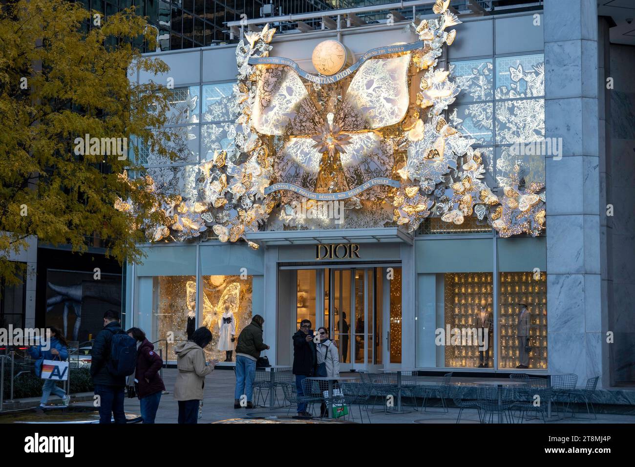 Le magasin Christian Dior dans le bâtiment General Motors sur la cinquième Avenue est décoré pour les fêtes, 2023, New York City, USA Banque D'Images